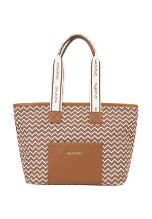 Sac cabas à motif chevrons marron et blanc avec grande poche avant et poignées blanches arborant le logo "Valentino" répété.