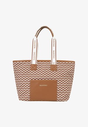 Sac cabas à motif chevrons marron et blanc avec grande poche avant et poignées blanches arborant le logo "Valentino" répété.