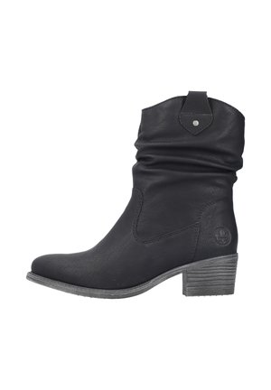 Bottines en cuir noir avec un design affaissé, bout rond et un talon gris texturé. Présentent un accent en argent à l'arrière.