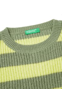Zelený a světle žlutý pruhovaný pletený svetr s kulatým výstřihem, vyrobený z texturované látky a se štítkem s nápisem "UNITED COLORS OF BENETTON."