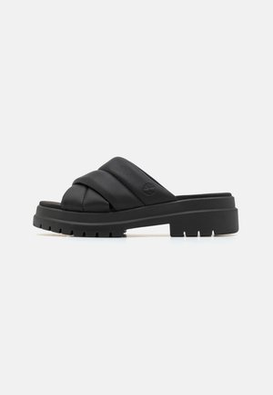 Sandali slide in pelle nera con design a fascia intrecciata testurizzata e suola spessa e rigida. Logo impresso sul lato.