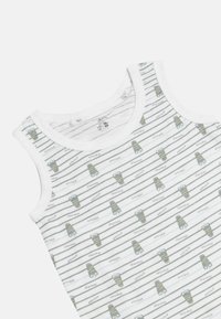 Camiseta sin mangas blanca con un patrón a rayas que presenta personajes de dibujos animados en verde y gris alternados. El material es suave y ligero.