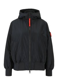 Veste bomber noire en matériau synthétique avec une capuche. Elle dispose d'une fermeture éclair à l'avant, d'un tirette rouge, de poches avant et de poignets élastiques.