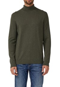 Zielony golf wykonany z miękkiego materiału, z długimi rękawami i prążkowanym kołnierzem. W zestawie z niebieskimi dżinsami, z minimalnym logo przy krawędzi.