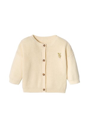 Cremefarbener, gestrickter Baby-Cardigan mit langen Ärmeln, rundem Ausschnitt, braunen Knöpfen und einer kleinen, gelben, bestickten Blume auf der linken Brust.