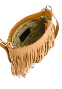Torebka crossbody w kolorze tan z frędzlami. Zawiera beżowe wnętrze z logo. Posiada zamykaną na zamek przegrodę oraz regulowany pasek.