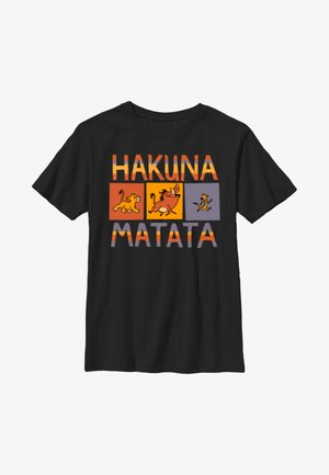 Sort bomulds t-shirt med teksten "HAKUNA MATATA" i fed orange og grå. Tre tegneserie dyrefigurer i farvede kasser.
