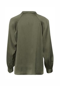 Blusa a maniche lunghe verde oliva con una texture liscia, maniche raglan e polsini con bottoni; presenta un semplice design con taglio dritto nella parte posteriore.