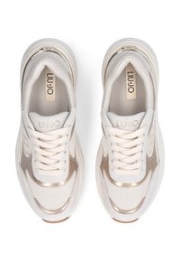 Un par de zapatillas Liu Jo en blanco y dorado con cordones, detalles de malla y ante, vistas desde arriba sobre un fondo blanco.