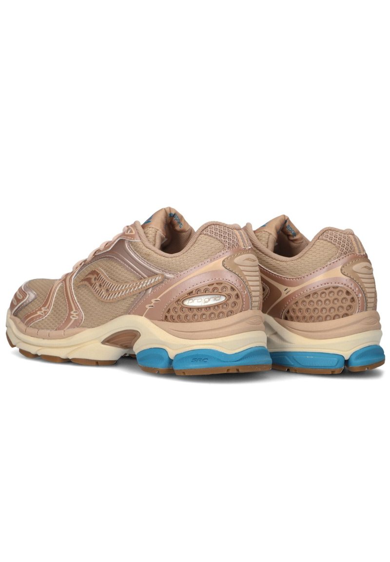 Beige Laufschuhe mit Mesh- und synthetischen Einsätzen, akzentuiert mit blauen und hellbraunen Details. Verfügt über eine strukturierte Sohle und gepolsterte Ferse.