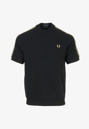 Maglietta nera a maniche corte con scollo rotondo, con strisce a quadri gialle sulle spalle e sulle maniche, piccolo logo alloro giallo sul petto a sinistra.