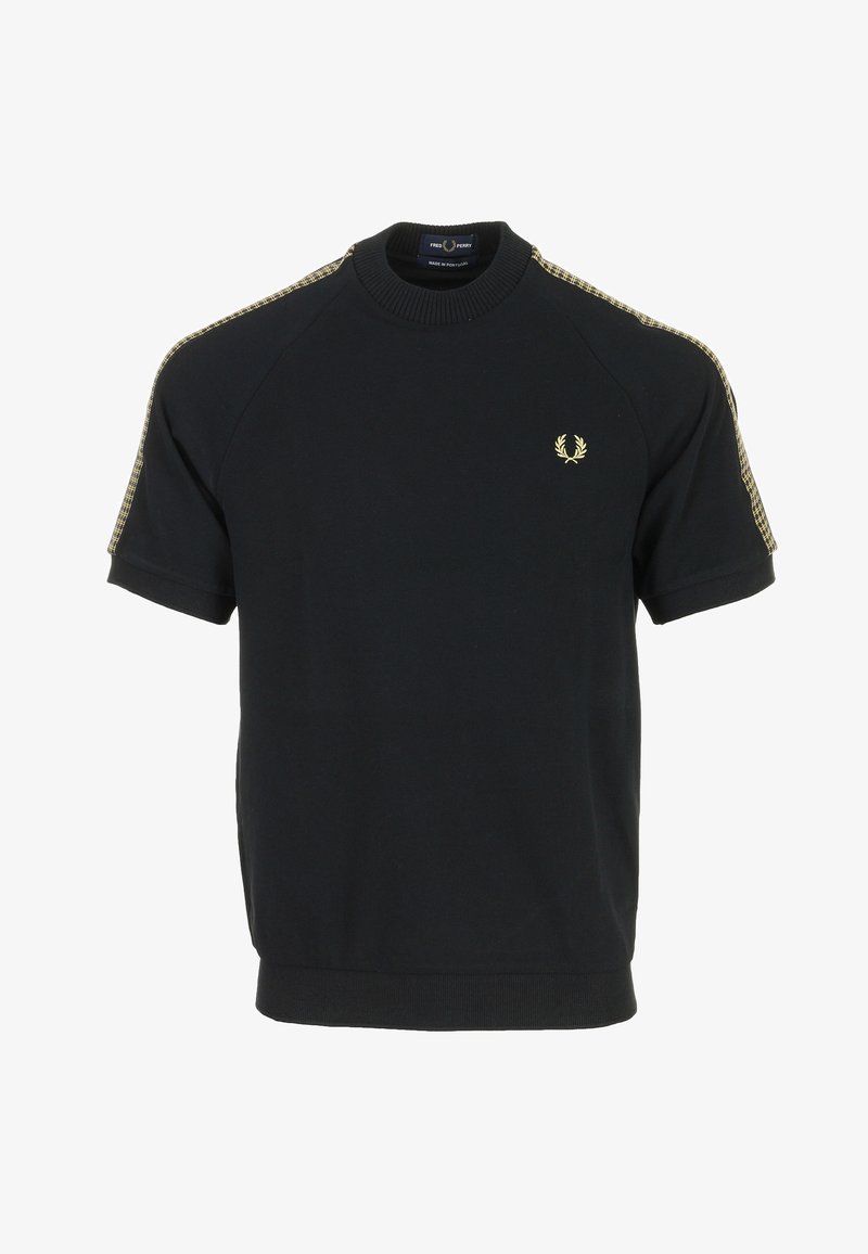 T-shirt noir à manches courtes et col rond, avec des rayures à carreaux jaunes sur les épaules et les manches, petit logo laurier jaune sur le côté gauche de la poitrine.