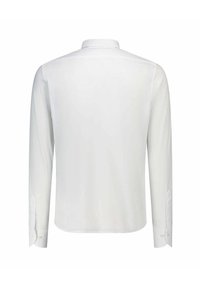 Camicia bianca a maniche lunghe, tessuto liscio, collo classico, orlo dritto, polsini con bottoni, senza motivi o decorazioni visibili.