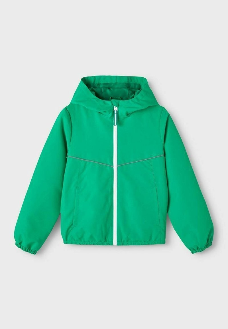 Veste zippée verte avec capuche, dotée de poignets élastiques et d'une fermeture éclair blanche. Texture lisse et design simple avec une ligne de couture contrastante.