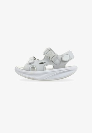 Sandalias sintéticas blancas con correas ajustables, detalles troquelados para ventilación y una suela blanca curva y acolchada.