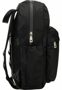Mochila negra de nailon con un diseño elegante, compartimentos dobles con cremallera y bolsillos laterales con acentos de hardware en tono plateado.