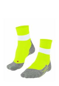 Helle neon-gelbe Knöchelsocken mit weißen Streifen und grauen Sohlen, zusammen vor einem weißen Hintergrund präsentiert.