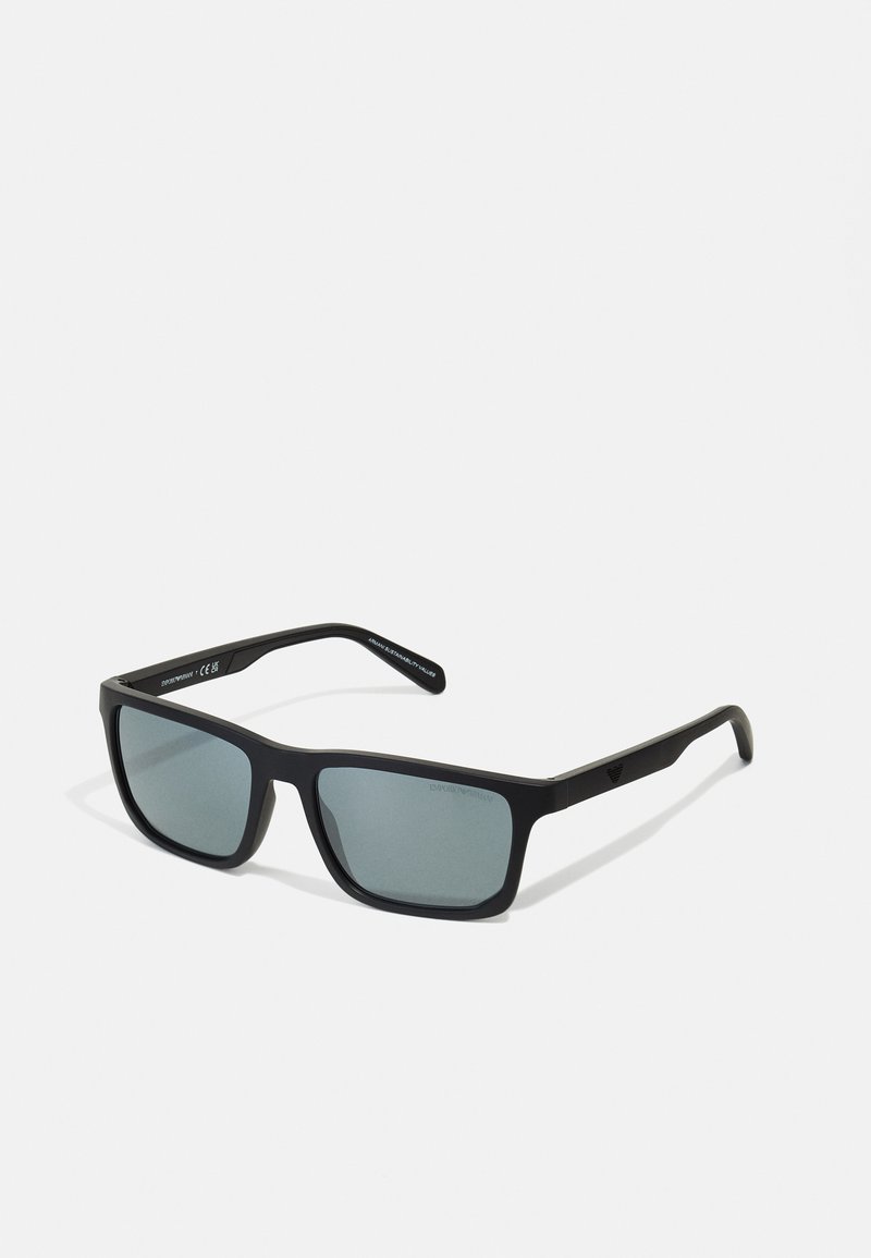 Ochelari de soare rectangulari negri cu lentile gri, având un finisaj mat și temple drepte. Designul nu are modele sau accente vizibile.