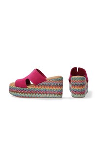 Wedge-sandalen met een roze suede bovenwerk, een open teen en een veelkleurig geweven platform met zigzagpatroon.