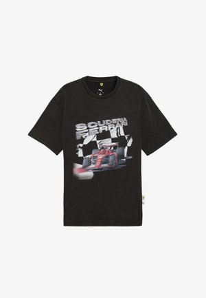 Sort bomulds T-shirt med grafik af en rød racerbils og "SCUDERIA FERRARI" i sølv bogstaver på forsiden. Normal pasform.