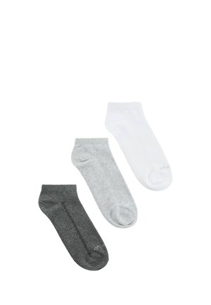 Trzy skarpety do kostki w kolorach ciemnoszarym, jasnoszarym i białym, ułożone diagonalnie na białym tle.