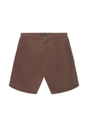 Pantaloncini casual marroni da uomo con chiusura con bottone e cerniera, tasche davanti e passanti per cintura, distesi su sfondo bianco.