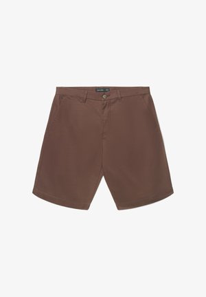 Pantaloncini casual marroni da uomo con chiusura con bottone e cerniera, tasche davanti e passanti per cintura, distesi su sfondo bianco.