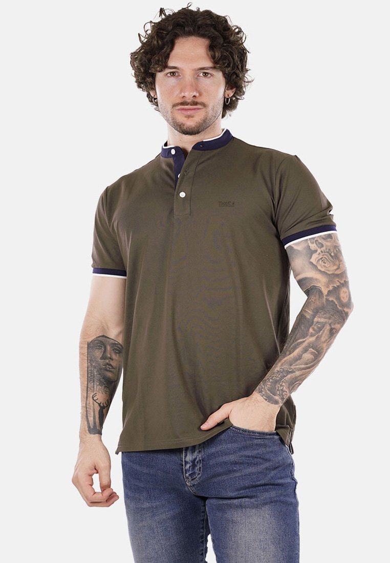 Polo shirt verde oliva con placca a due bottoni, colletto blu navy e accenti sulle maniche, realizzato in tessuto di cotone testurizzato.