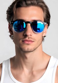 Occhiali da sole rotondi neri e argento con lenti riflettenti blu, caratterizzati da una finitura liscia e un design minimalista.