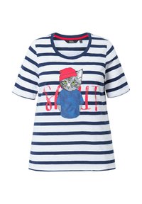 Gestreept T-shirt met korte mouwen in marineblauw en wit. Bevat een afbeelding van een kat met een rode hoed, met het woord "SMALL" in vet rood lettertype.