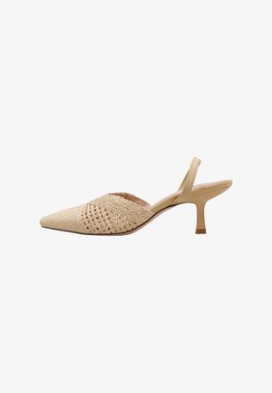 Tacos de slingback en color beige, confeccionados en tejido, con punta afilada, parte superior texturizada y un tacón medio delgado. Incluyen una delicada correa elástica para mayor soporte.