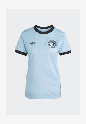 Himmelblaues Kurzarmtrikot mit gerippter Textur, schwarzem Kragen und Bündchen, mit einem runden schwarzen Logo und dem Adidas-Zeichen.