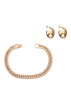 Brățară cu lanț din aur roz cu verigi groase și cercei asortați, în formă abstractă, cu decupaje circulare, pe fundal alb.