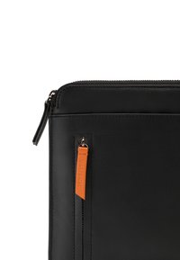 Schwarzes Lederetui mit Reißverschluss, das eine glatte Textur, ein orangenes Lederakzentetikett und ein elegantes, rechteckiges Design aufweist.
