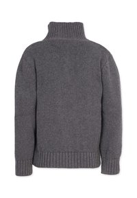 Grå strikket sweater med høj krave, ribbede manchetter og kant. Teksturen er kraftig og blød, ideel til varme og komfort.