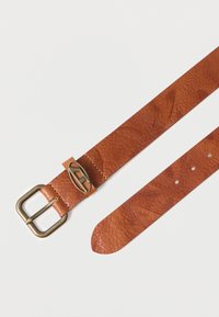 Ceinture en cuir marron avec une finition texturée, dotée d'une boucle métallique rectangulaire avec un accent ovale. Plusieurs trous de réglage inclus.