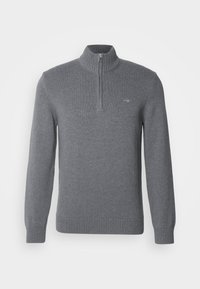 Grauer Strickpullover mit hohem Kragen, halber Reißverschluss, langen Ärmeln und geripptem Saum. Mit kleinem Logo auf der Brust.