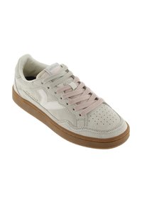 Zapatilla con parte superior de ante gris, cordones rosas, punta perforada y suela de goma. Detalle del logo blanco en el lateral.