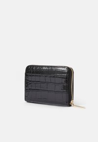 Billetera de charol negro con textura de cocodrilo, cierre de cremallera y herrajes en tono dorado. Diseño rectangular compacto con espacios para tarjetas.