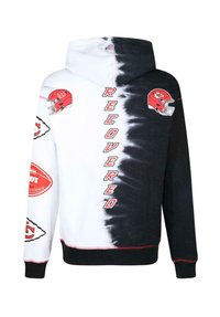 Huppari, jossa on dip-dye-tyylinen värjääminen, joka siirtyy valkoisesta mustaan, punaisilla yksityiskohdilla, NFL-logot ja "RECOVERED"-teksti edessä.