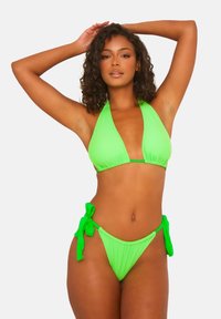 Set di bikini verde neon con top triangolare e slip laterali regolabili. Tessuto liscio con copertura minima e dettagli arricciati.