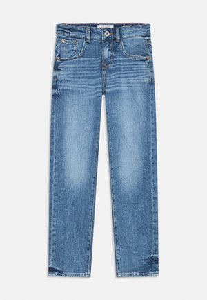 Jeans in denim azzurro chiaro con taglio dritto, design a cinque tasche, cuciture visibili e una texture leggermente usurata sul tessuto.