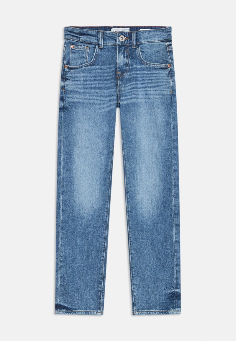 Svetlomodré denimové džínsy s rovnými nohavicami, dizajnom s piatimi vreckami, viditeľným prešívaním a mierne opotrebovanou textúrou látky.