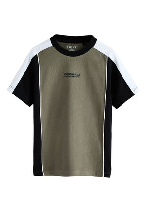 T-shirt med korte ærmer med olivengrøn front, sorte og hvide ærmer, sort krave og lille sort tekst "ORIGINAL#" på brystet.