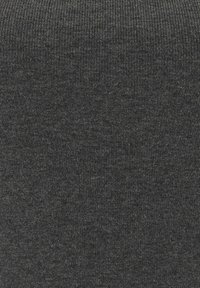 Tissu tricoté gris foncé avec une fine texture côtelée, semblant doux et légèrement chiné.