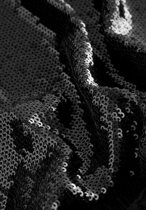 Schwarzer Paillettenstoff mit glänzenden, runden Pailletten, die dicht angeordnet sind. Die Textur wirkt glatt mit leichten Falten und Kurven.