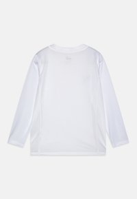 Witte atletische shirt met lange mouwen, gemaakt van ademend gaasmateriaal, met een ronde hals en een gladde textuur met subtiele branding op de achterkant.