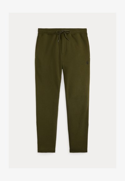 Olivnozeleni trenirke iz mehkega materiala, z elastičnim pasom in vrvico ter majhnim logotipom na levi strani.