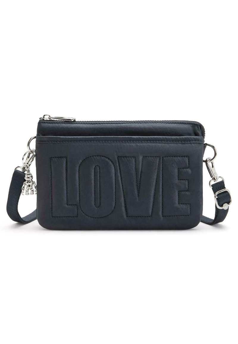 Borsa a tracolla in pelle blu con testo in rilievo "LOVE", hardware in argento, chiusura con zip e tracolla staccabile. Texture liscia, forma rettangolare compatta.