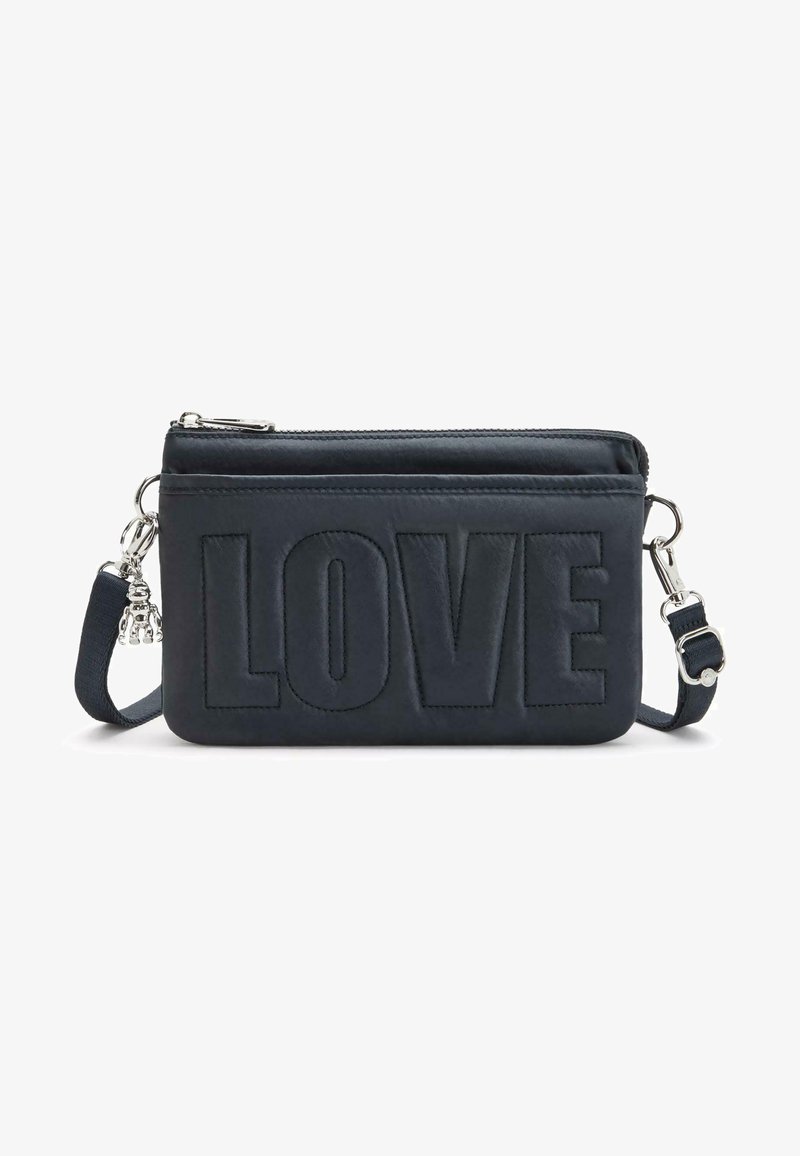 Borsa a tracolla in pelle blu con testo in rilievo "LOVE", hardware in argento, chiusura con zip e tracolla staccabile. Texture liscia, forma rettangolare compatta.